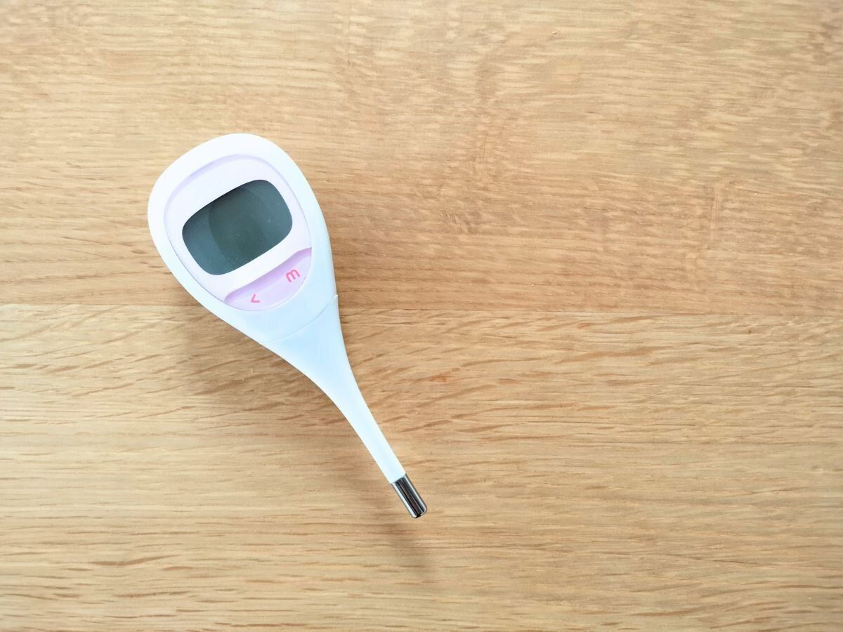 テーブルに置かれた体温計