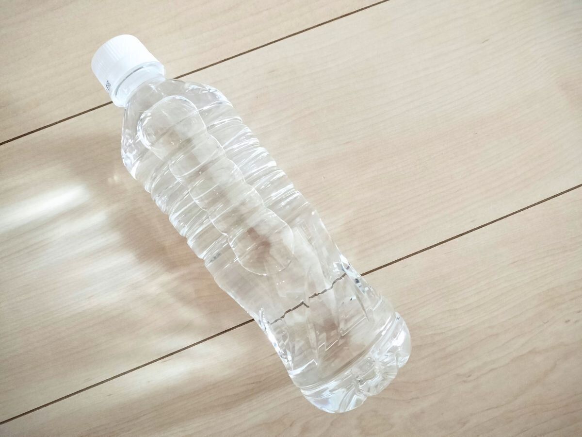 床に置かれたペットボトルの水