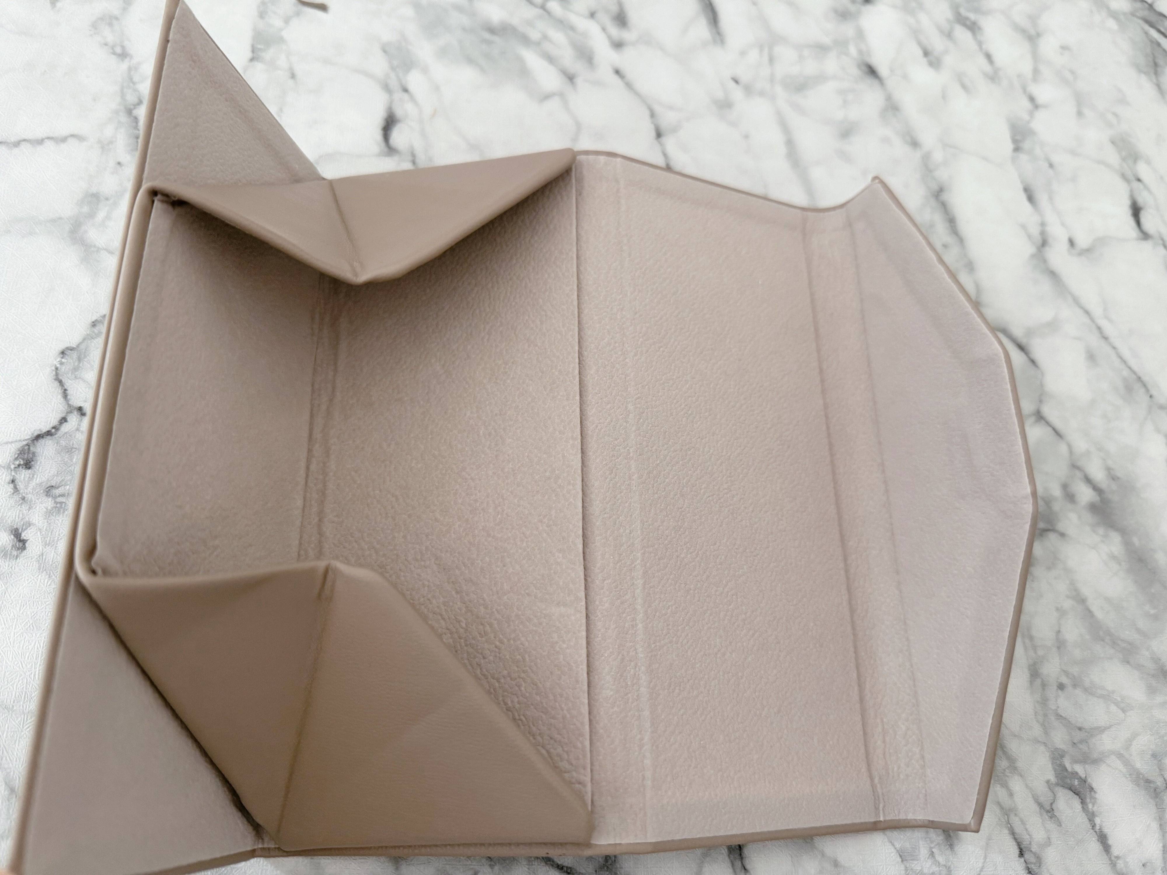 広げるとメガネケースに！