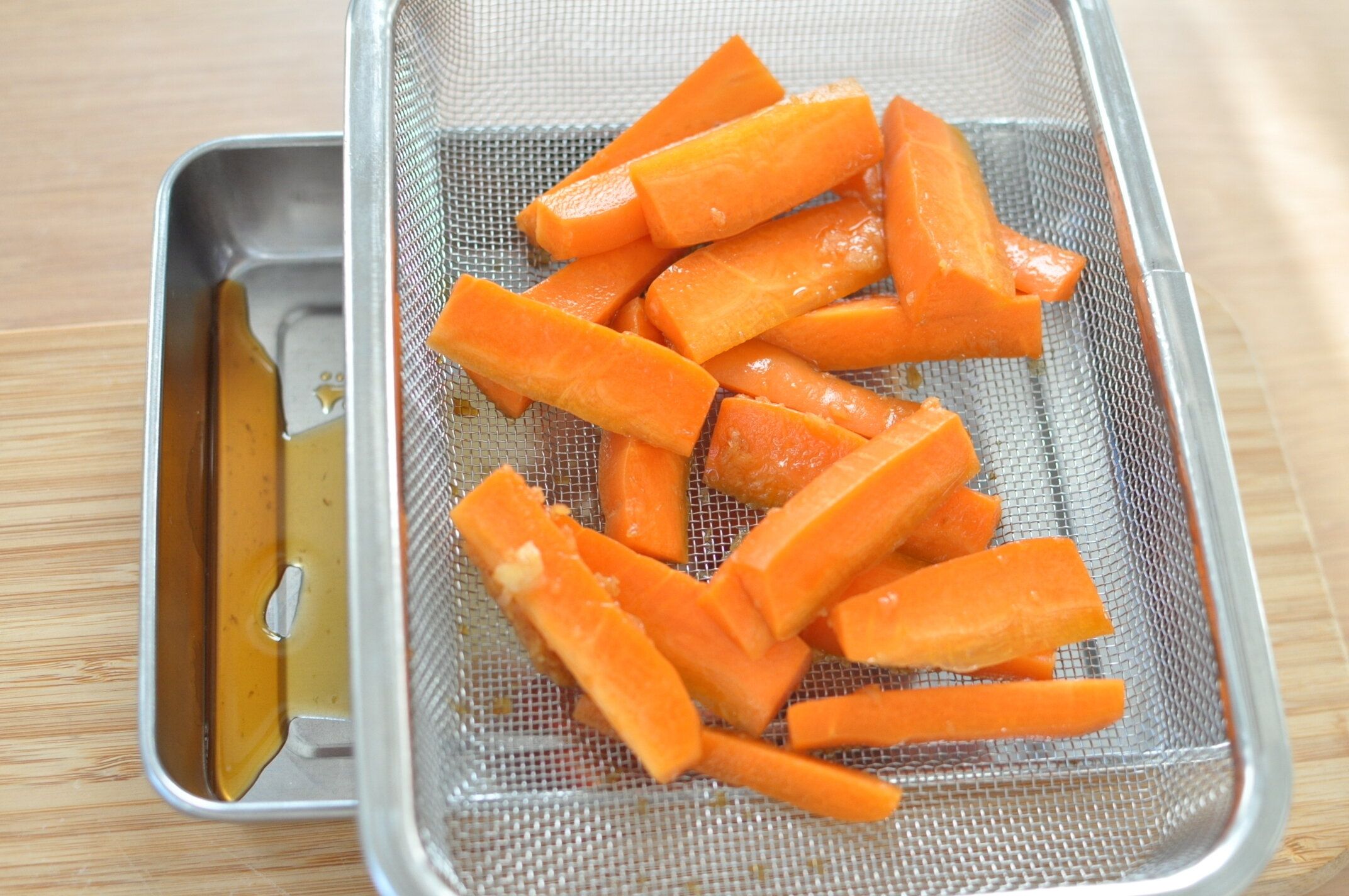 にんじんの水気を切る様子