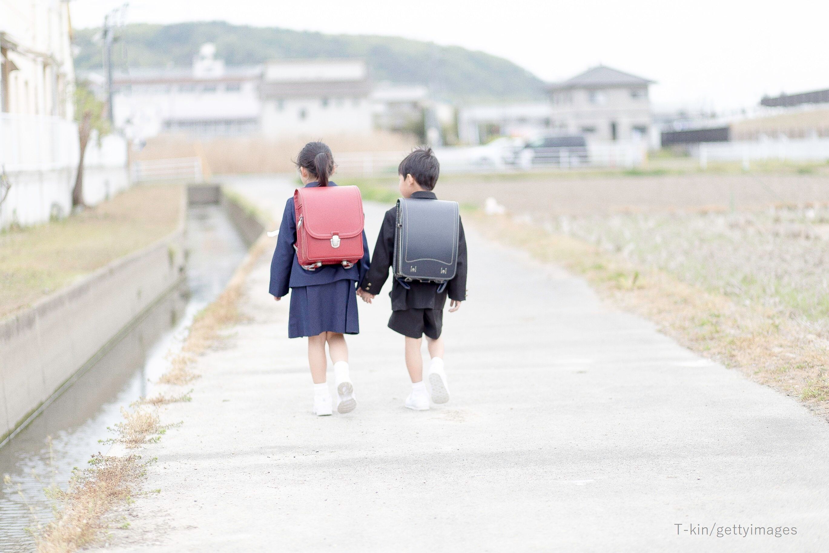 ランドセルを背負った小学生