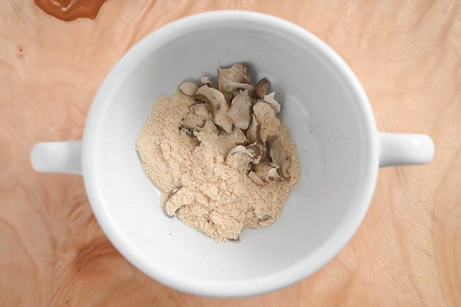 山形県産マッシュルームのクリームスープの素を入れたカップ