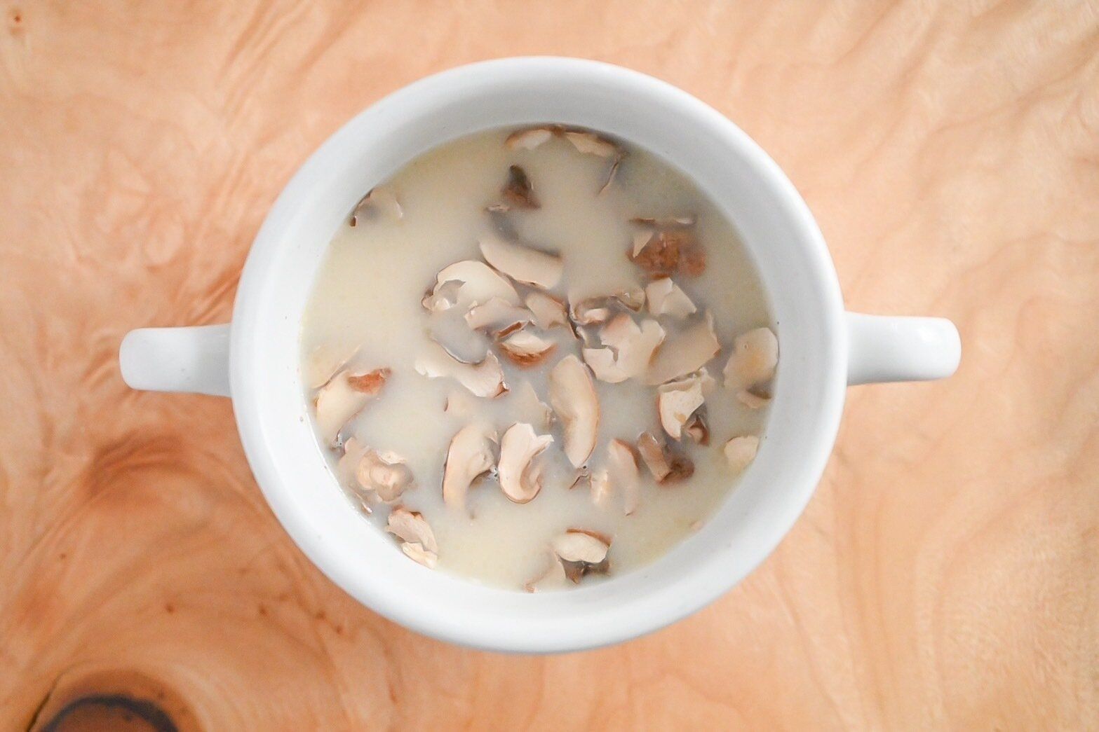 完成した山形県産マッシュルームのクリームスープ