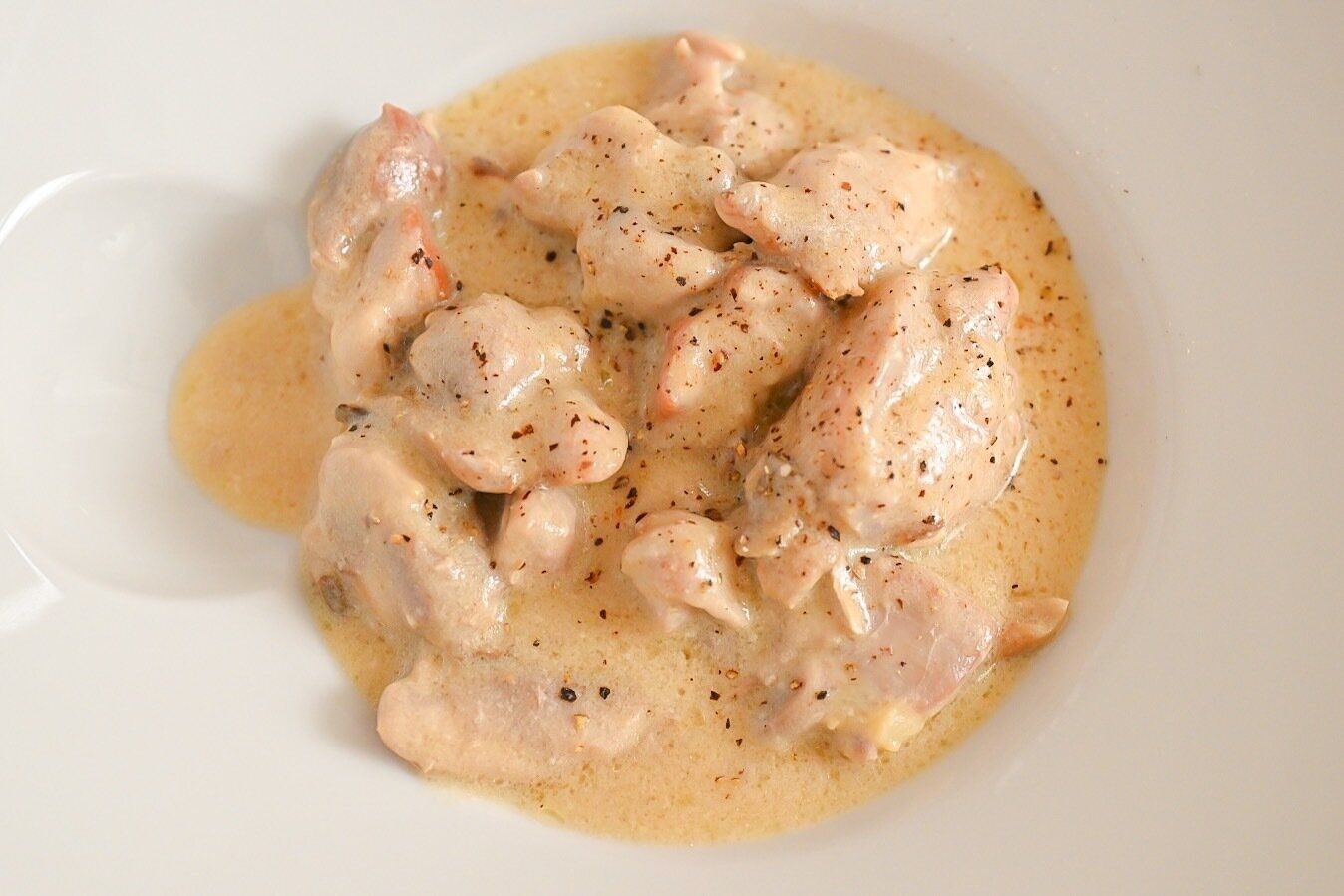 皿に盛られたチキンクリーム