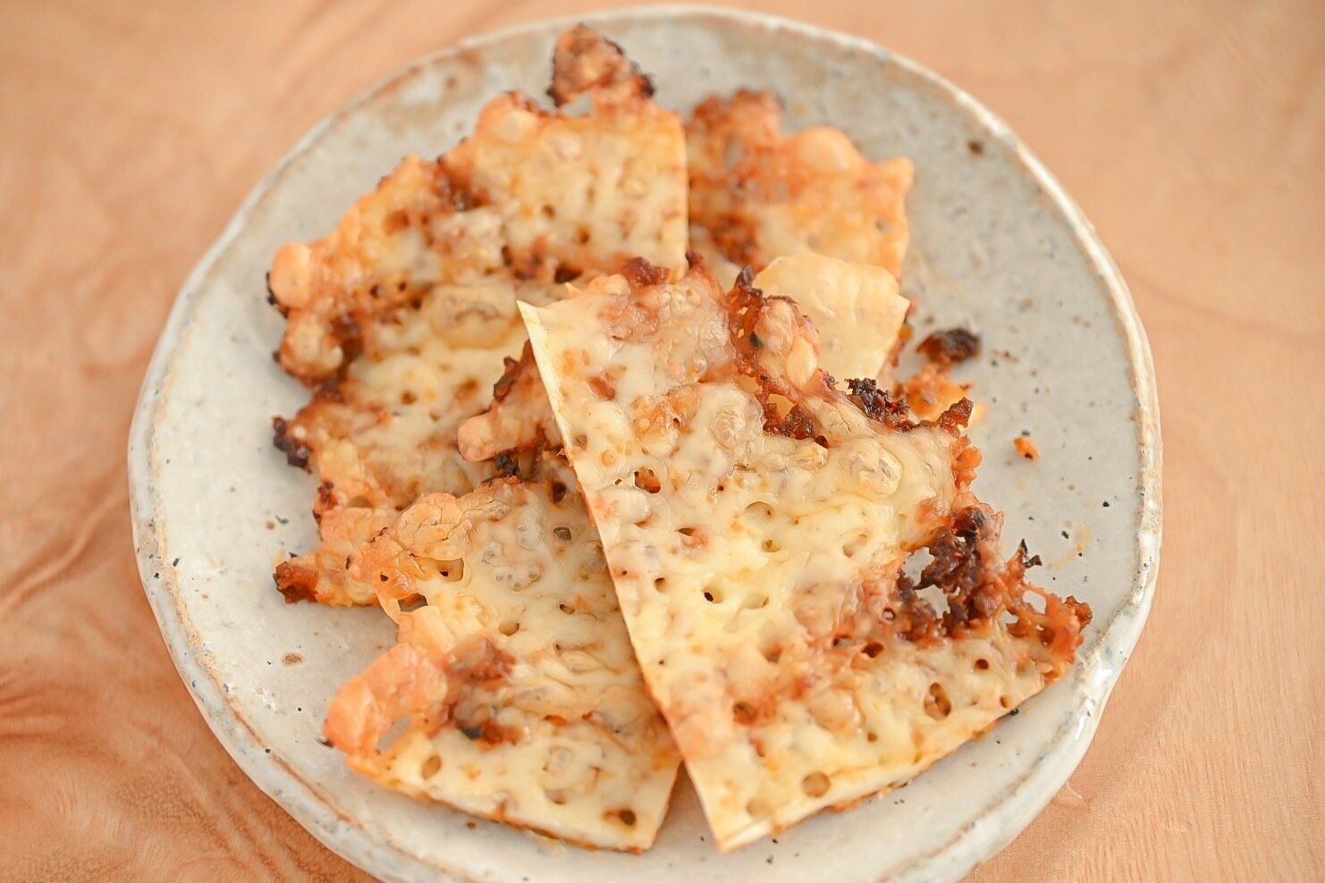 皿にのったチーズせんべい