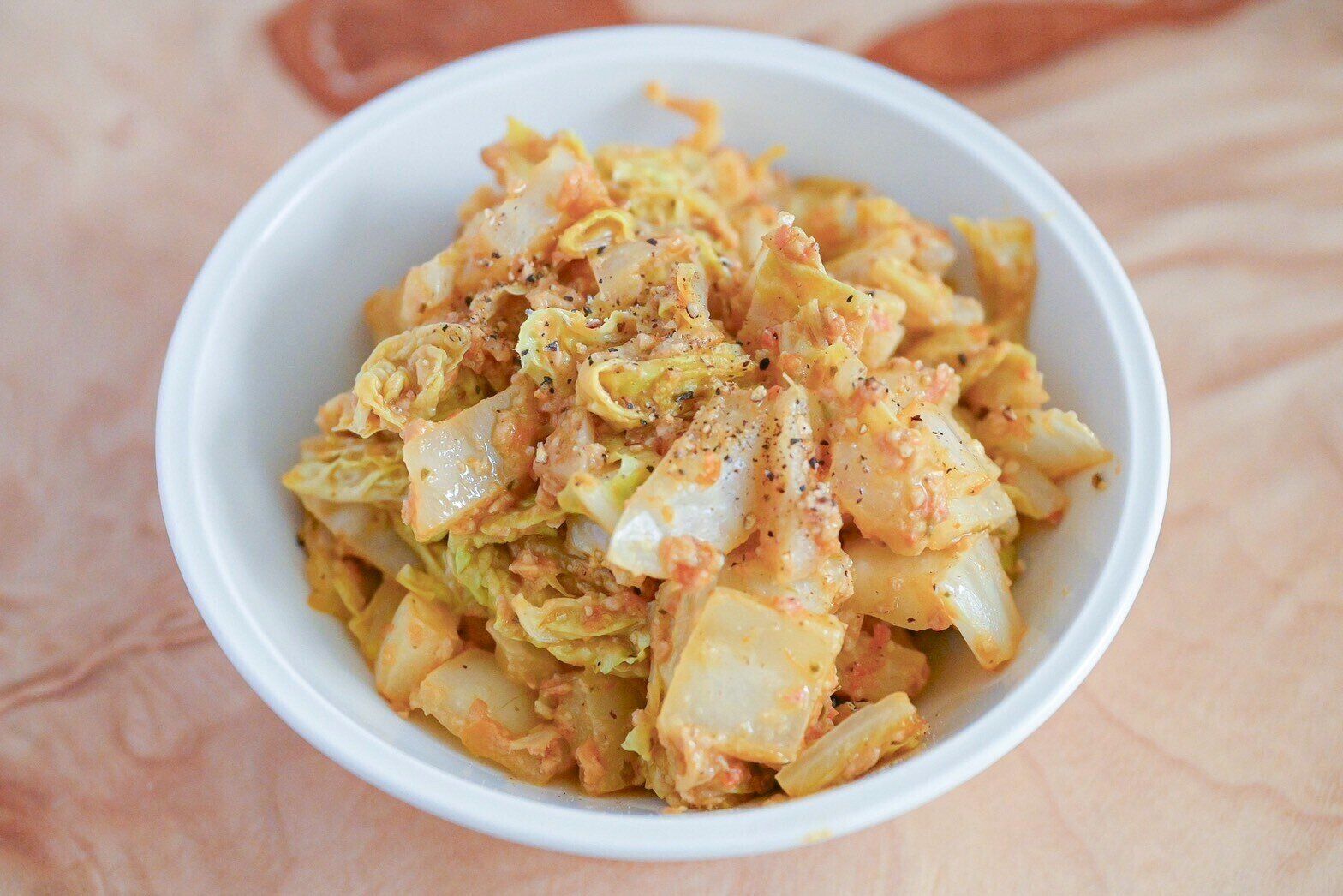 皿に盛られた白菜のトマトソース炒め