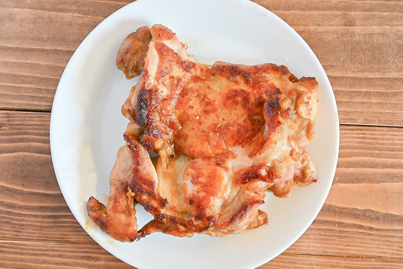 白い皿にのった加熱したガイヤーン