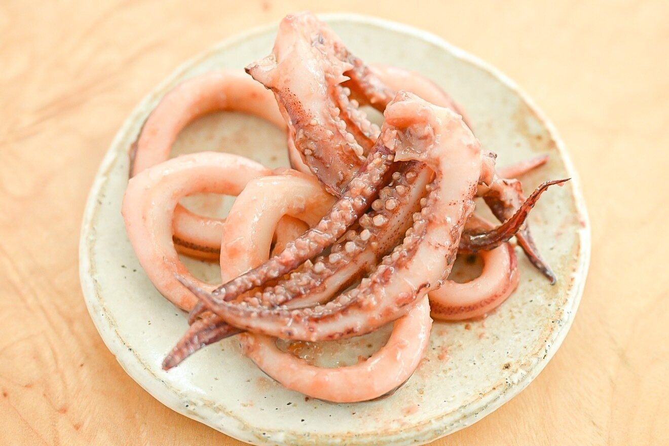 皿に盛られたいかのにんにく味噌炒め