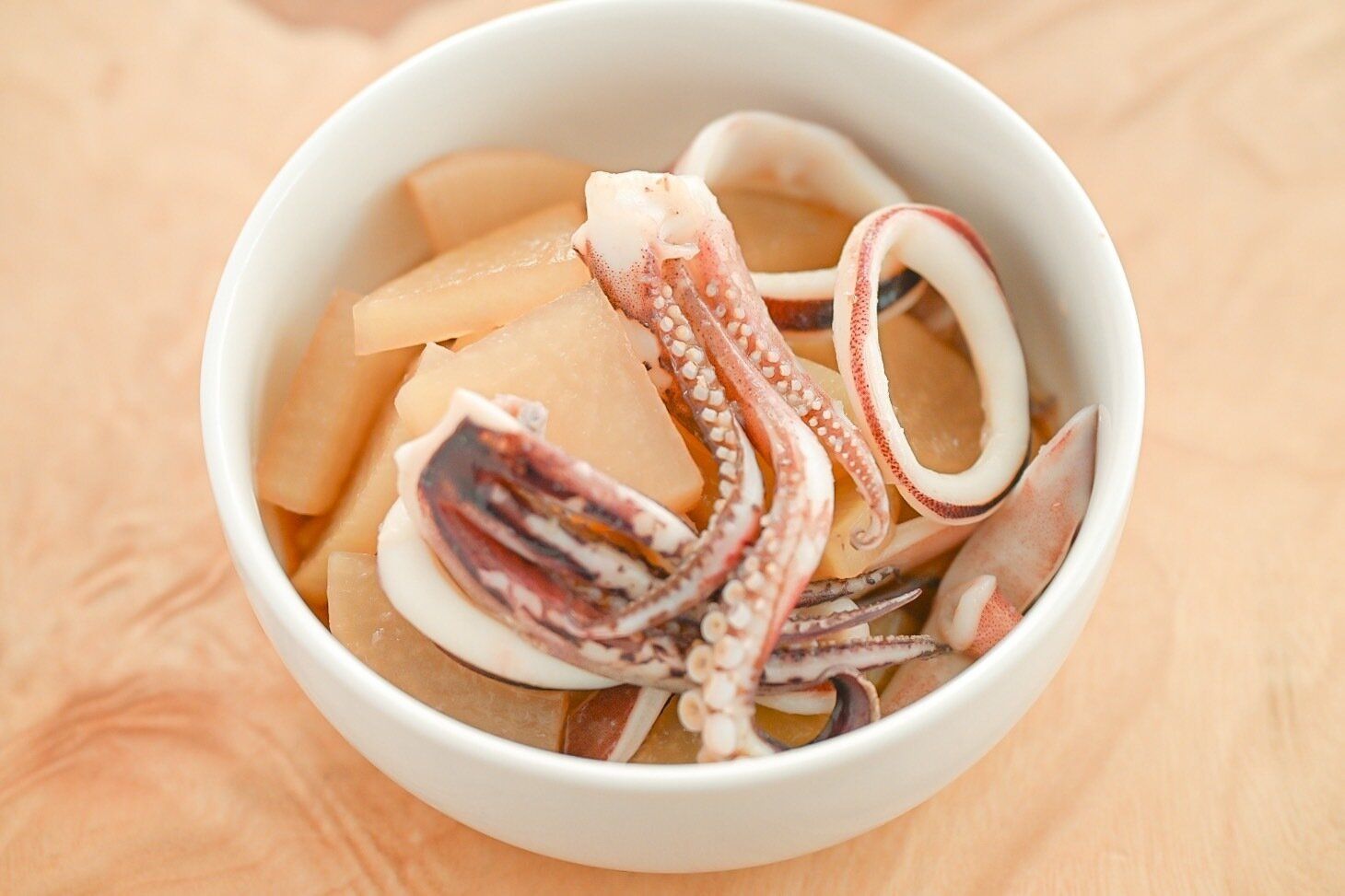 白い器に入ったいかと大根の煮物