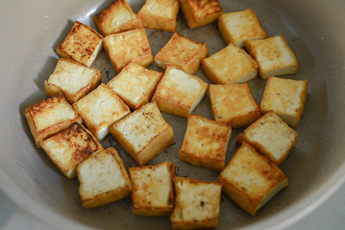 フライパンに入った加熱した厚揚げ