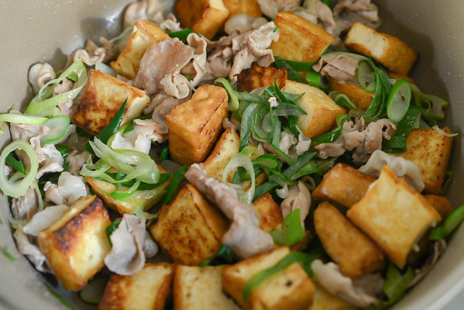 フライパンに入った加熱前のシオンジャン