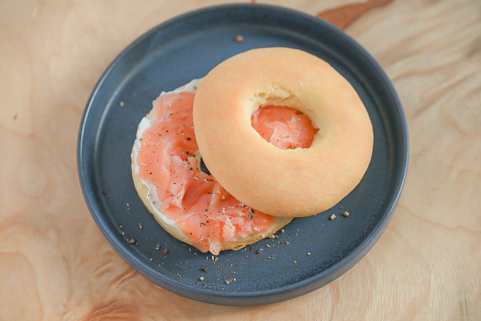 ホットビスケットのサーモンとクリームチーズサンド