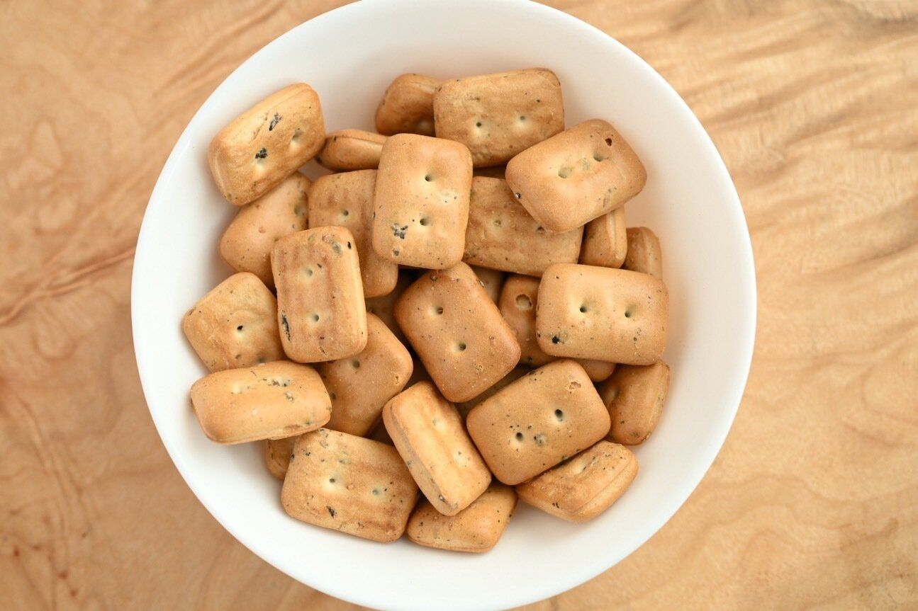 白い皿に入った乾パン