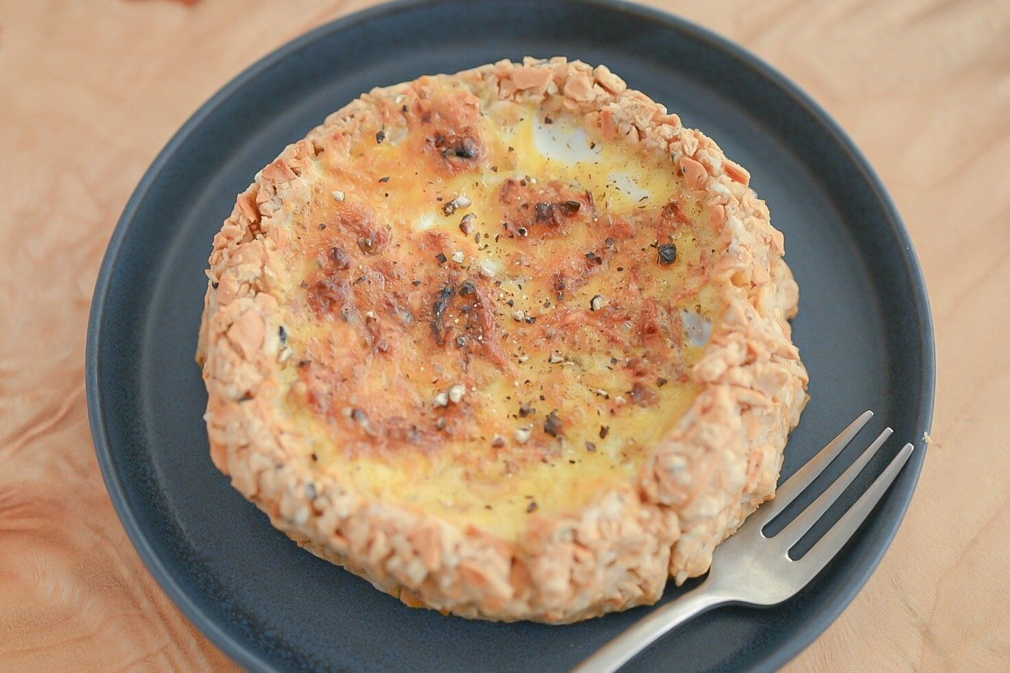 青い皿に盛られた乾パンタルト