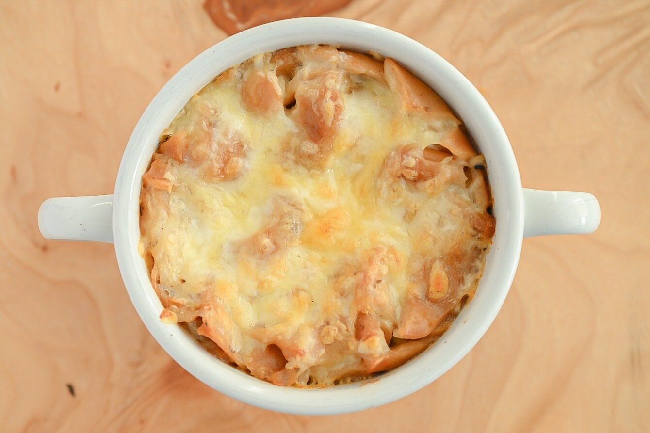 白い器に入った乾パンのオニオングラタンスープ