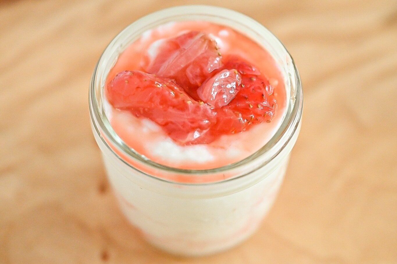 ガラス容器に入ったヨーグルトのいちごソースがけ