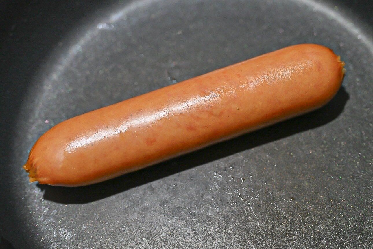 フライパンに入ったソーセージ