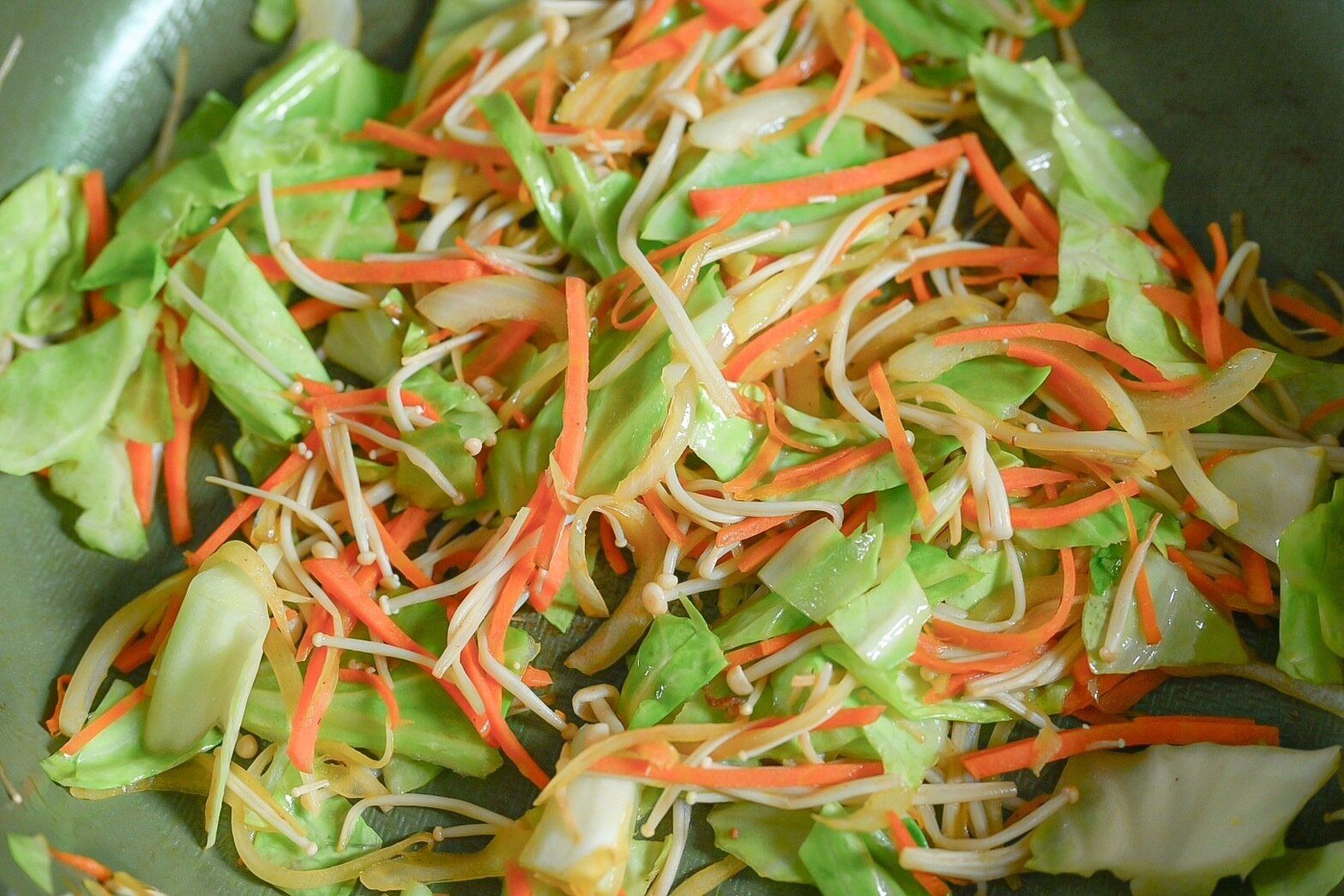 フライパンに入った炒めた野菜ときのこ