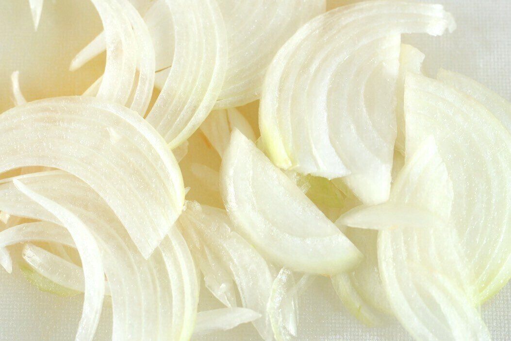 薄切りにした玉ねぎ