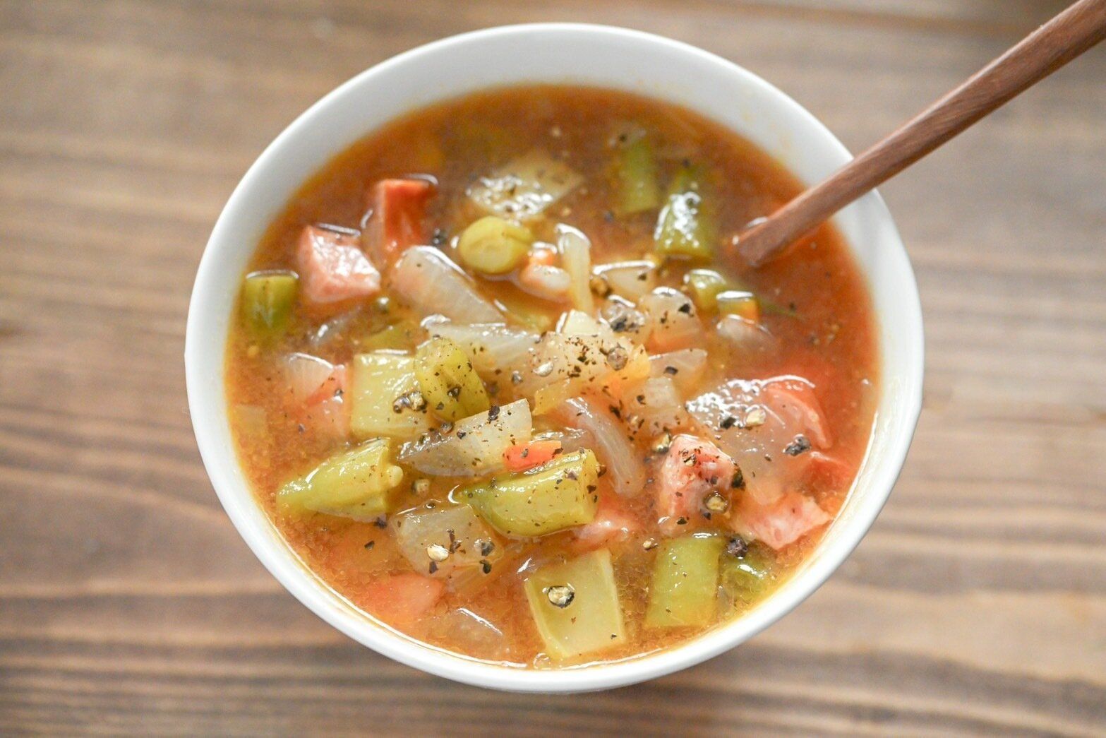 白い器に入ったミネストローネ