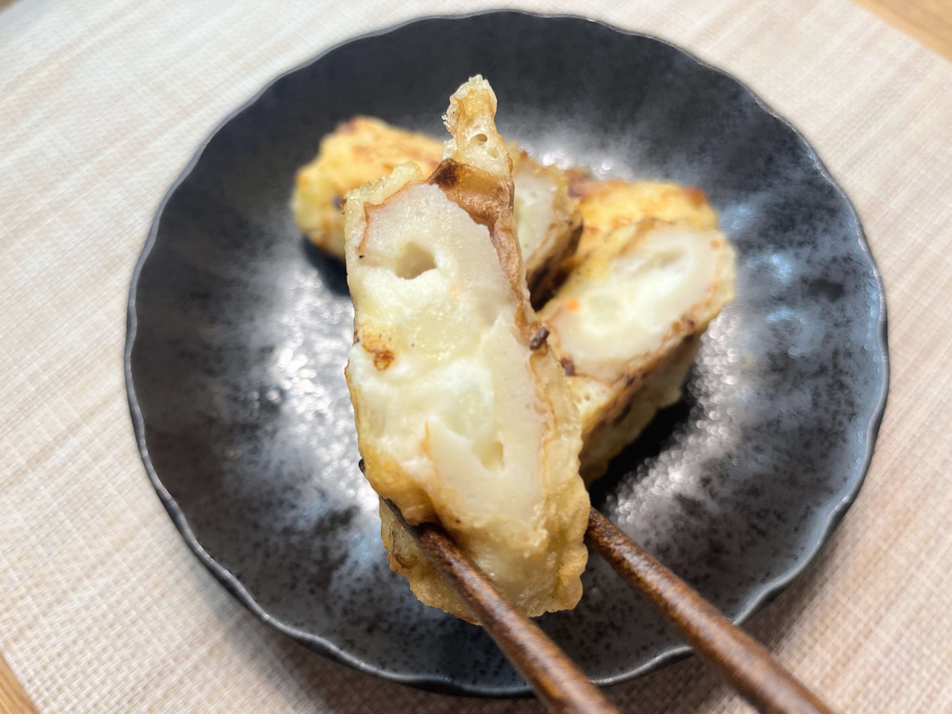 ちくわにポテトサラダを挟んで揚げたポテサラちくわ