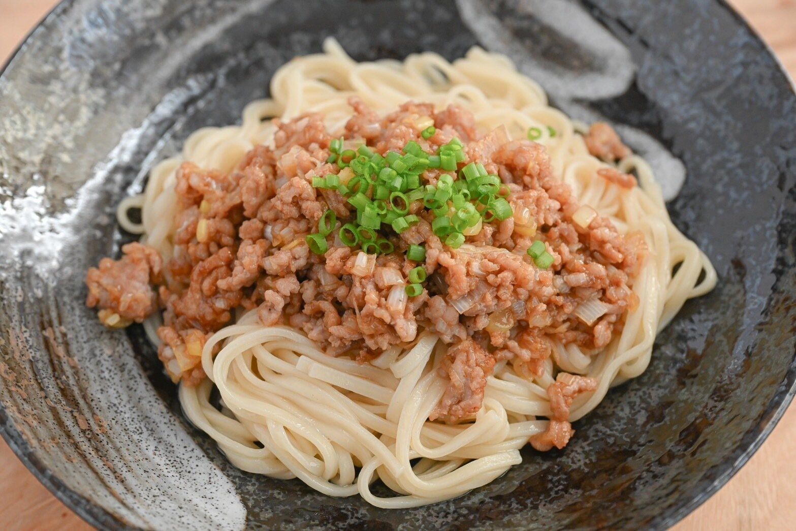 皿に盛られた台湾風まぜ麺