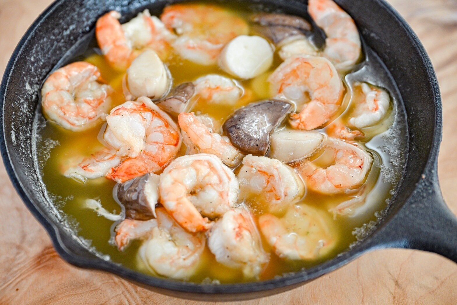 スキレットに入ったアヒージョ