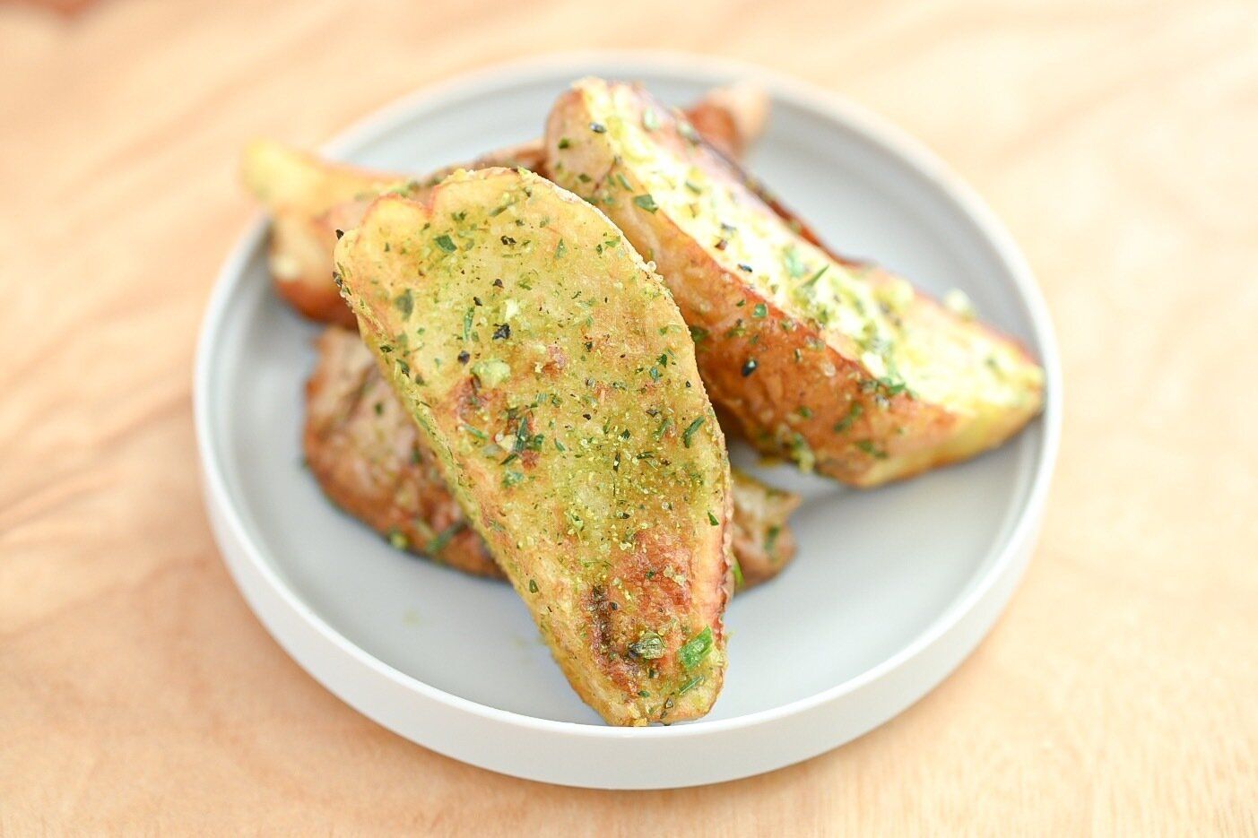 皿に盛られたグリーンゴッデスシーズニングを和えたポテトフライ