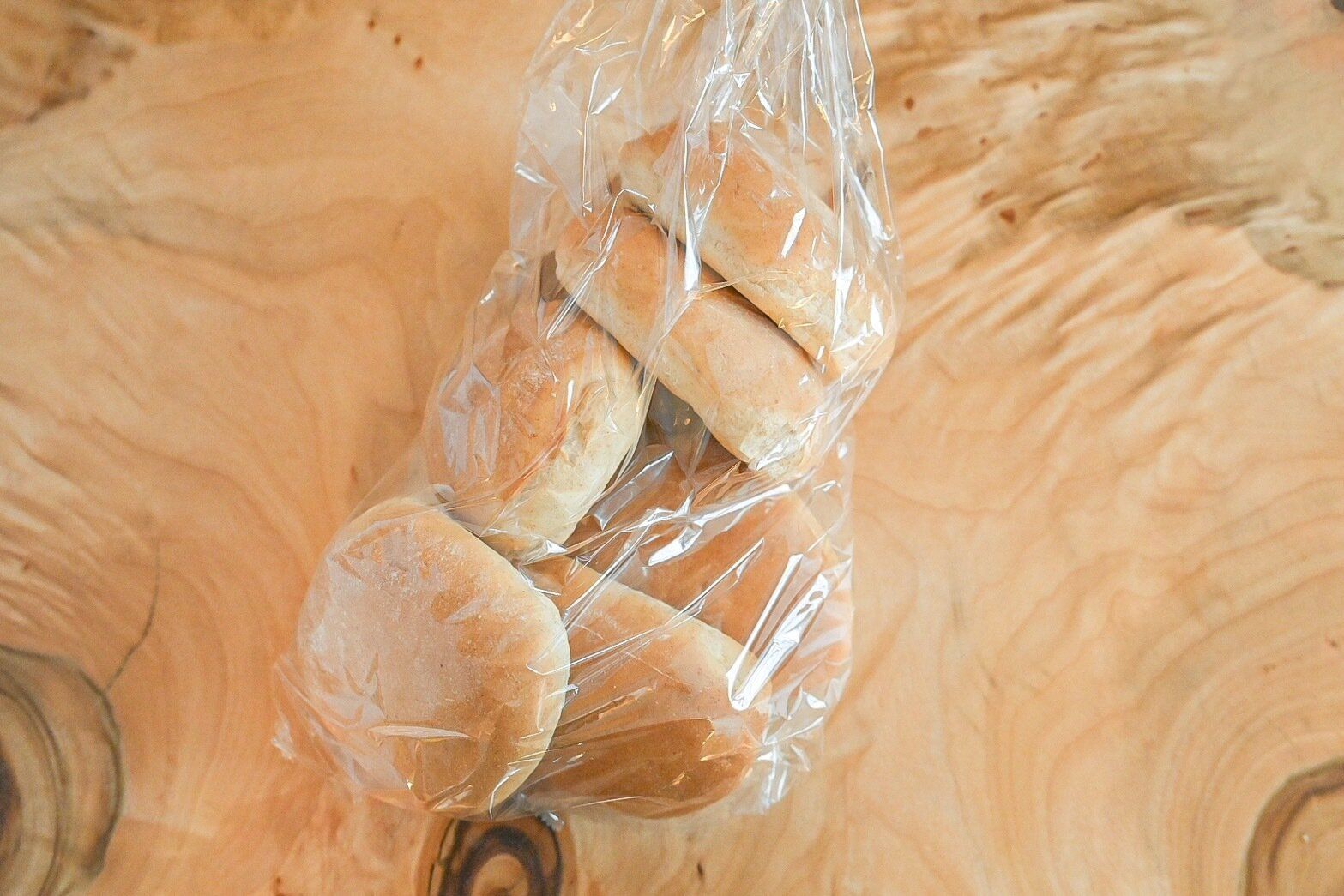 「全粒粉入りロールパン」のパッケージ