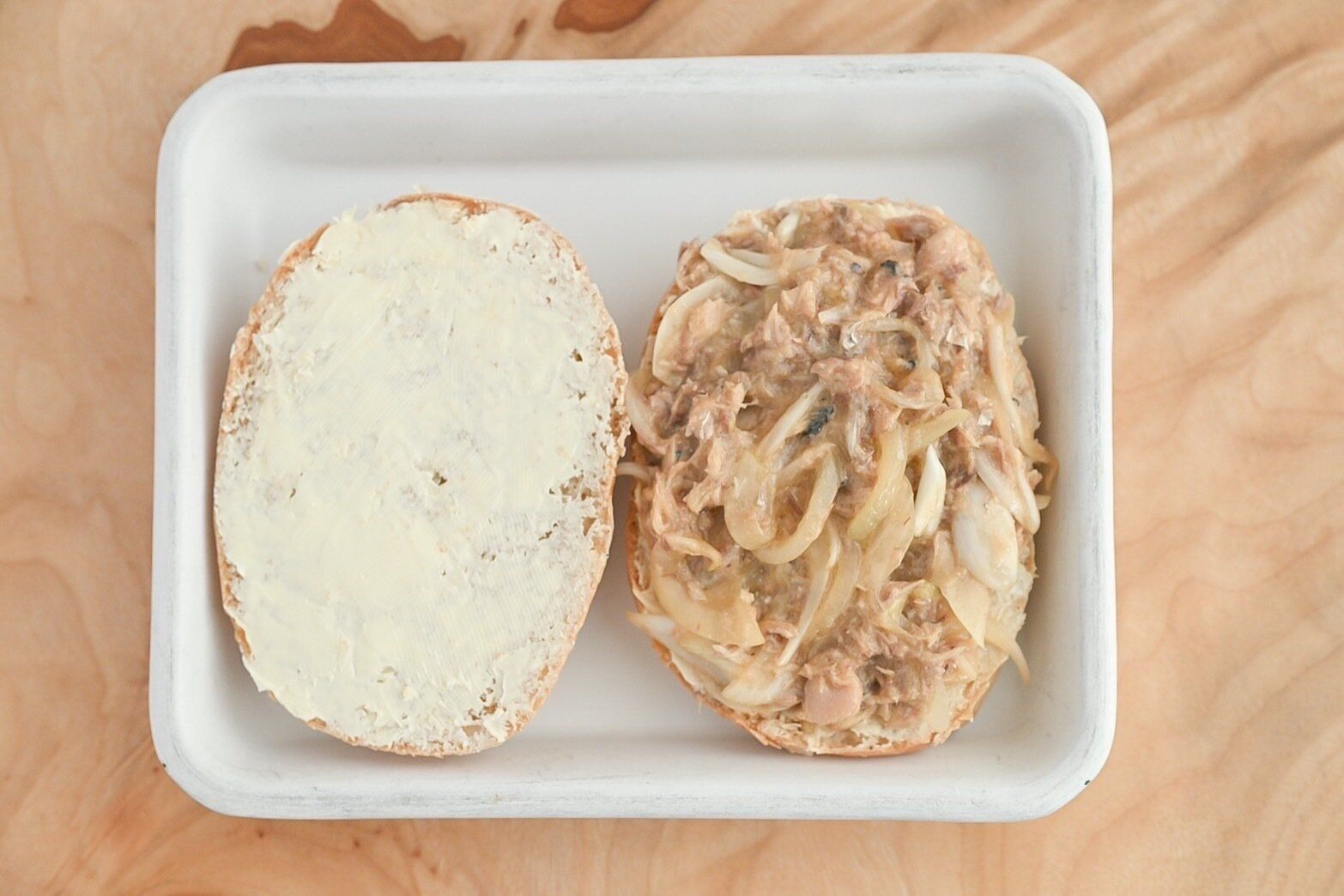 トレーにのったサバサンド