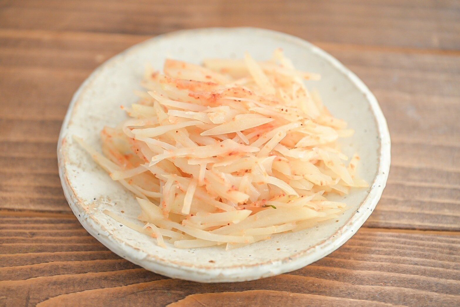 皿に盛られたじゃがいも炒め