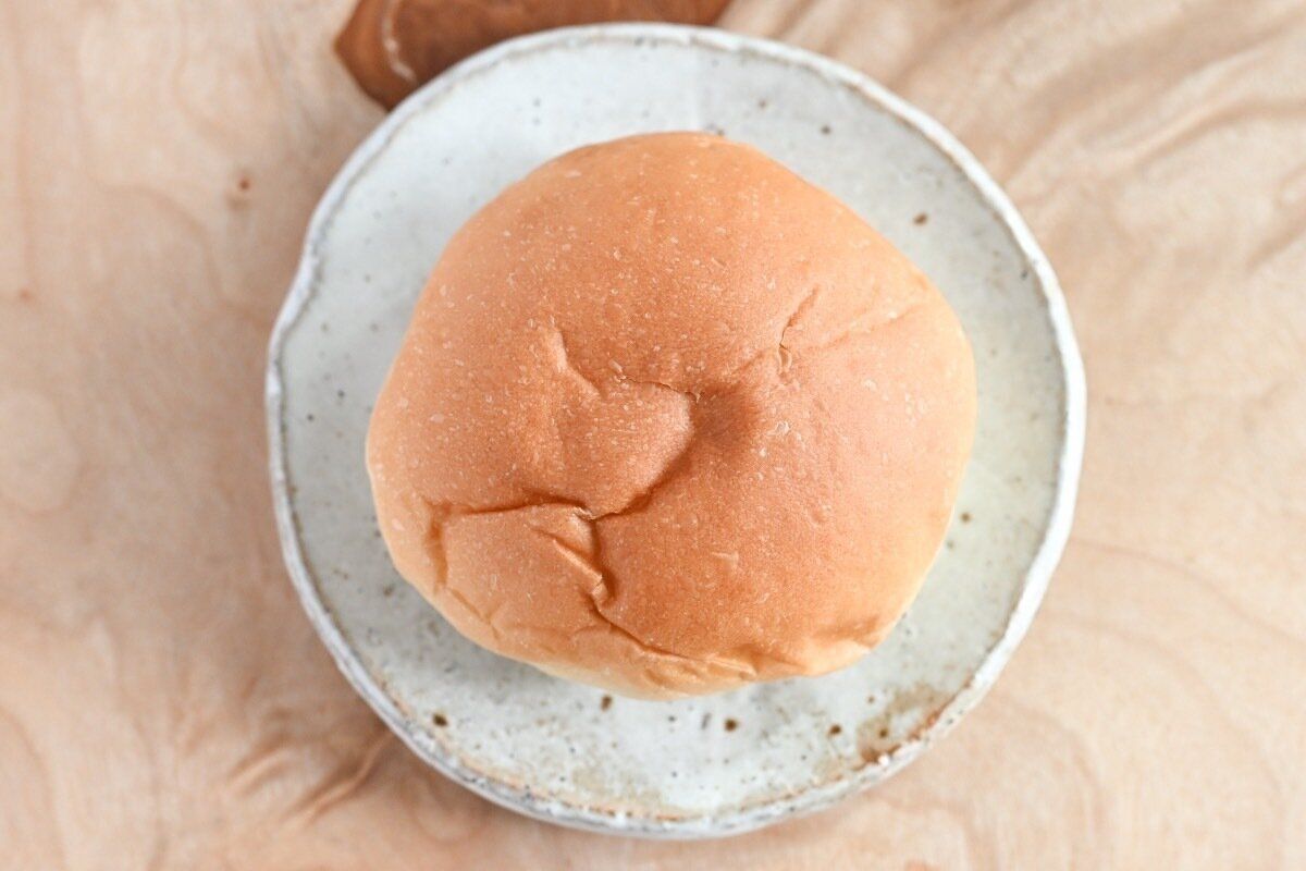 皿にのった北海道美瑛産小麦とマスカルポーネのバターロール