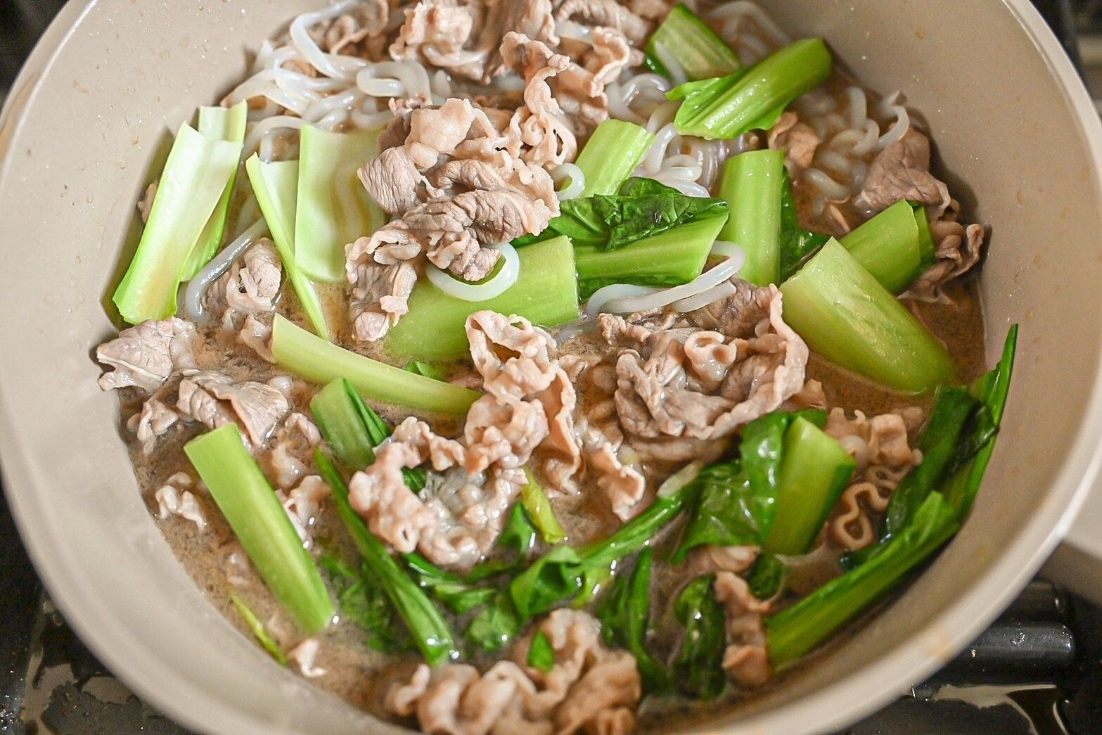 鍋に入った小松菜の肉吸い