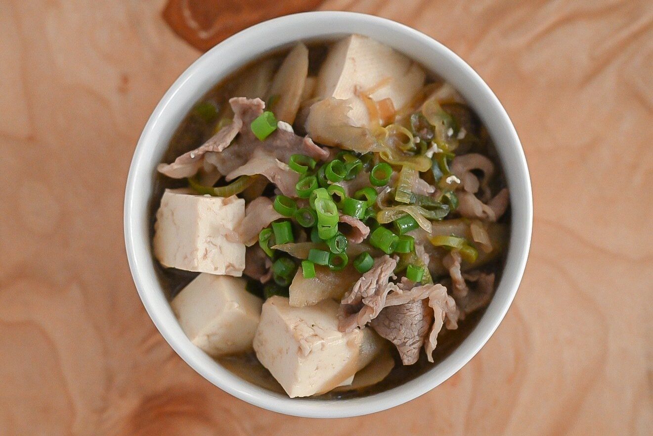 白い皿に入った肉吸い