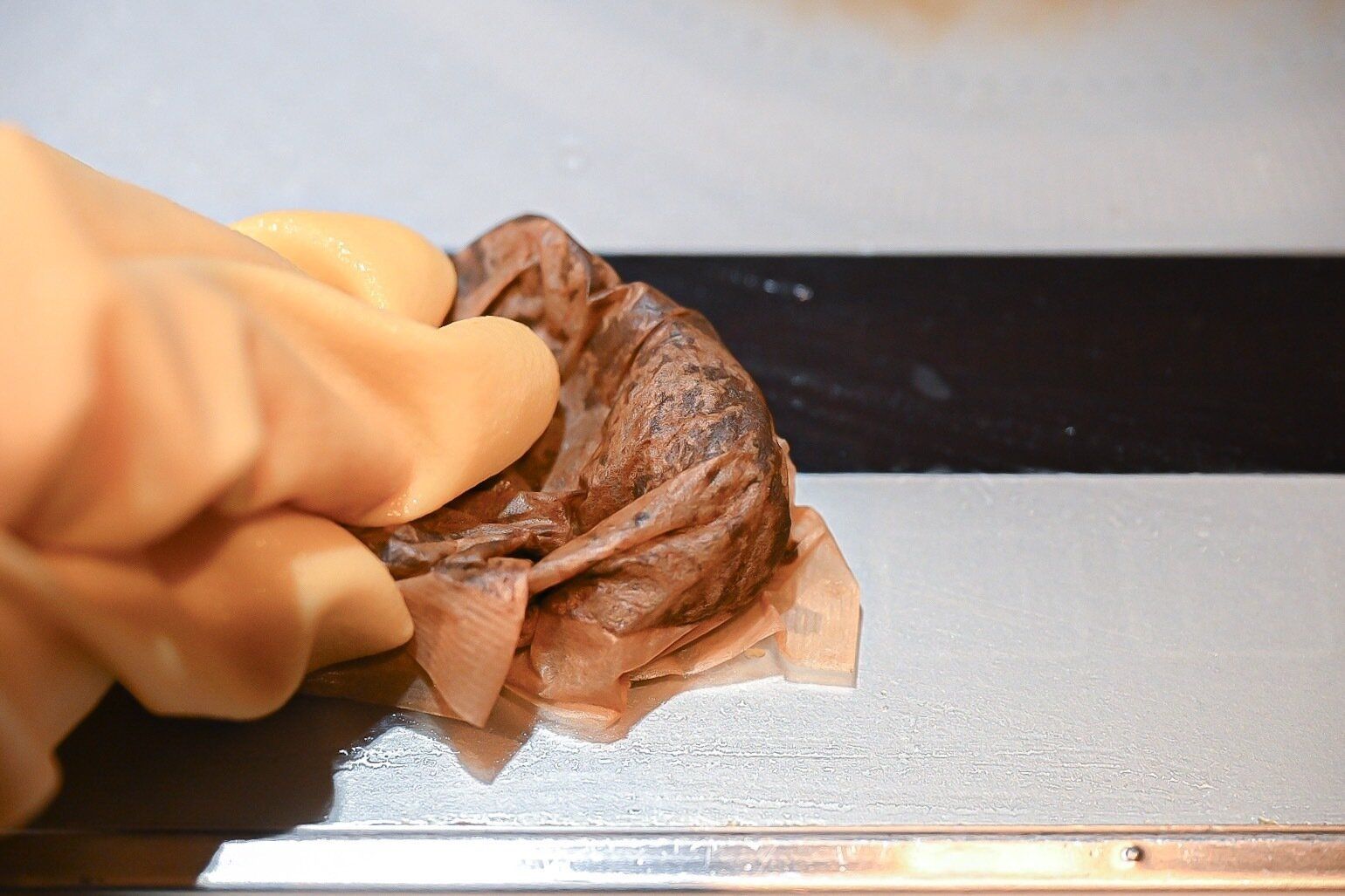 ティーバックで拭き掃除をしているところ