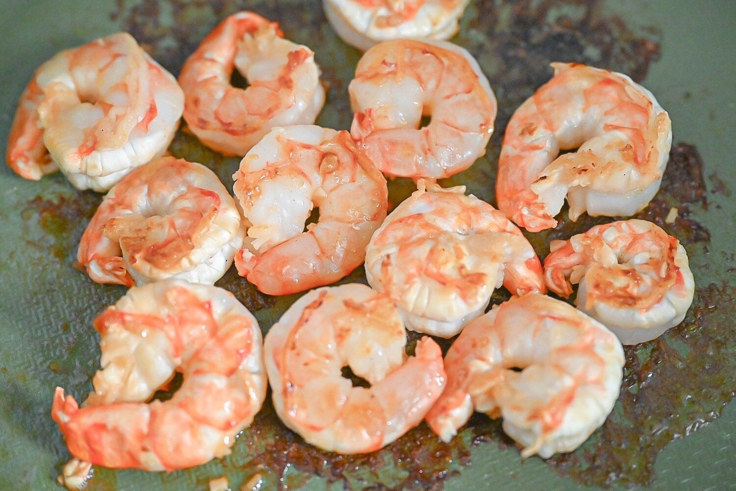 フライパンに入った炒めた海老