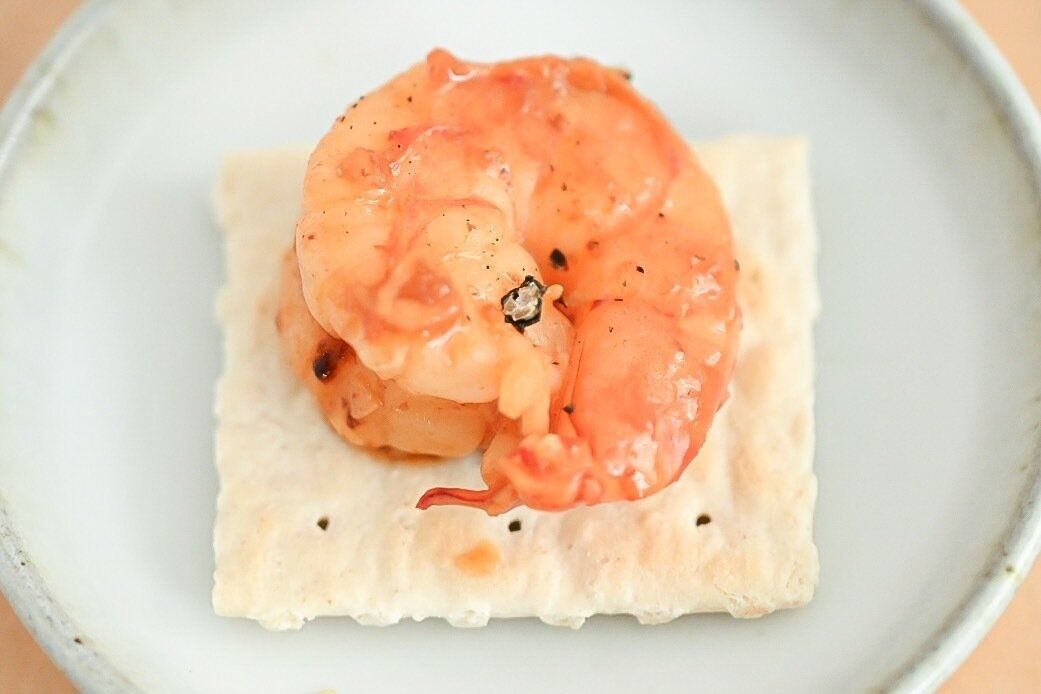 クラッカーにのせたガーリックシュリンプ