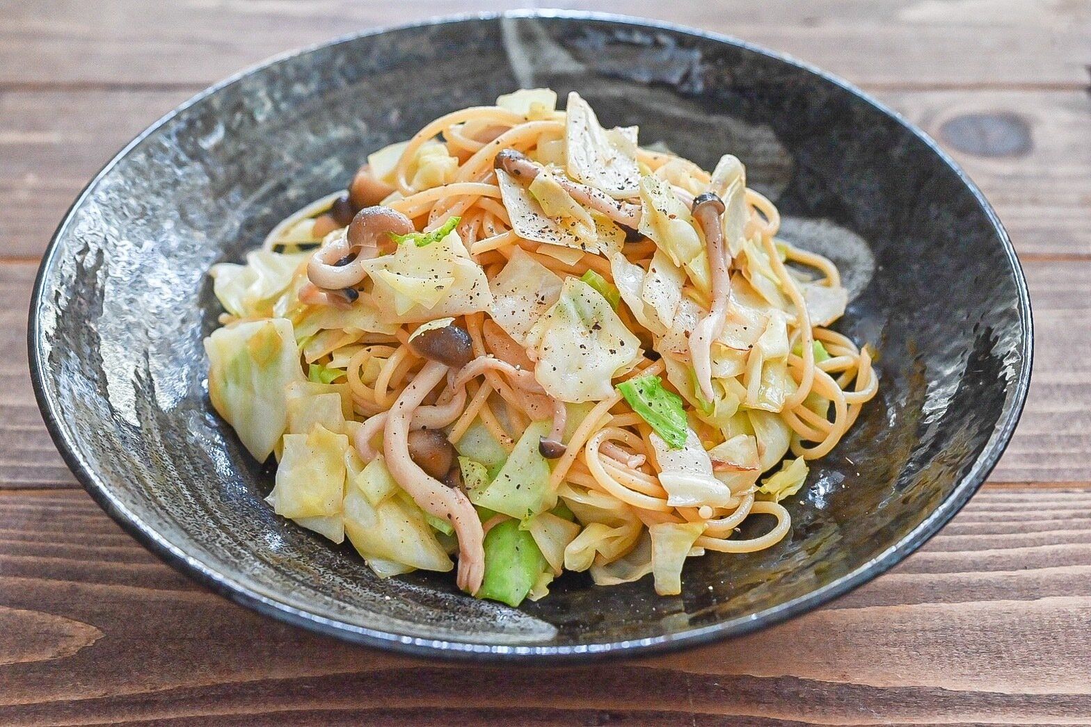 キャベツとしめじの牛肉だしの素パスタ
