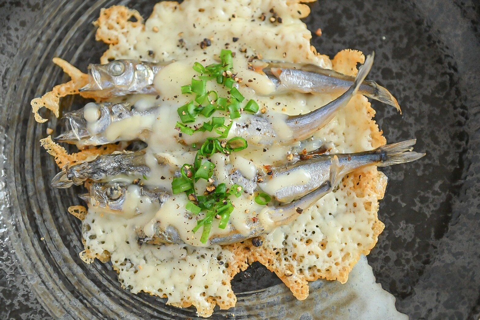 皿に盛られたししゃもチーズ