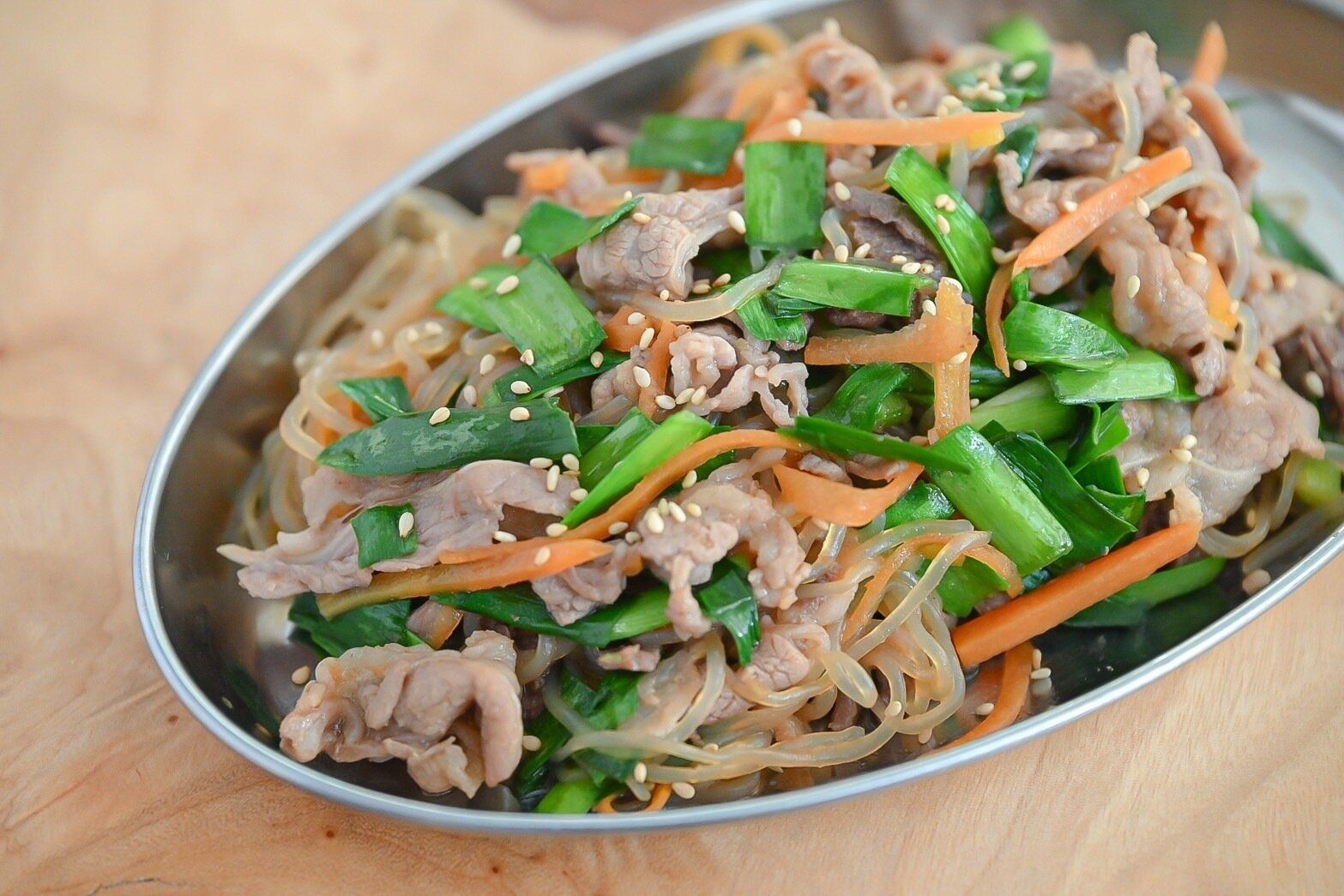 シルバーの皿に盛られたしらたきチャプチェ