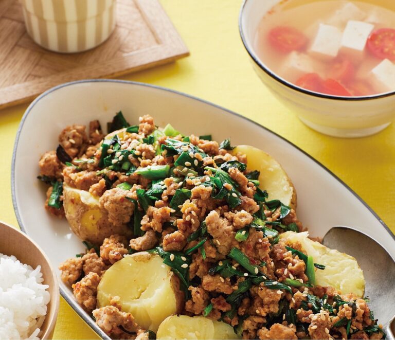 【まず新じゃがを電子レンジにセット】新じゃがのピリ辛ひき肉みそ炒めがけ＆豆腐とトマトのスープが絶品！