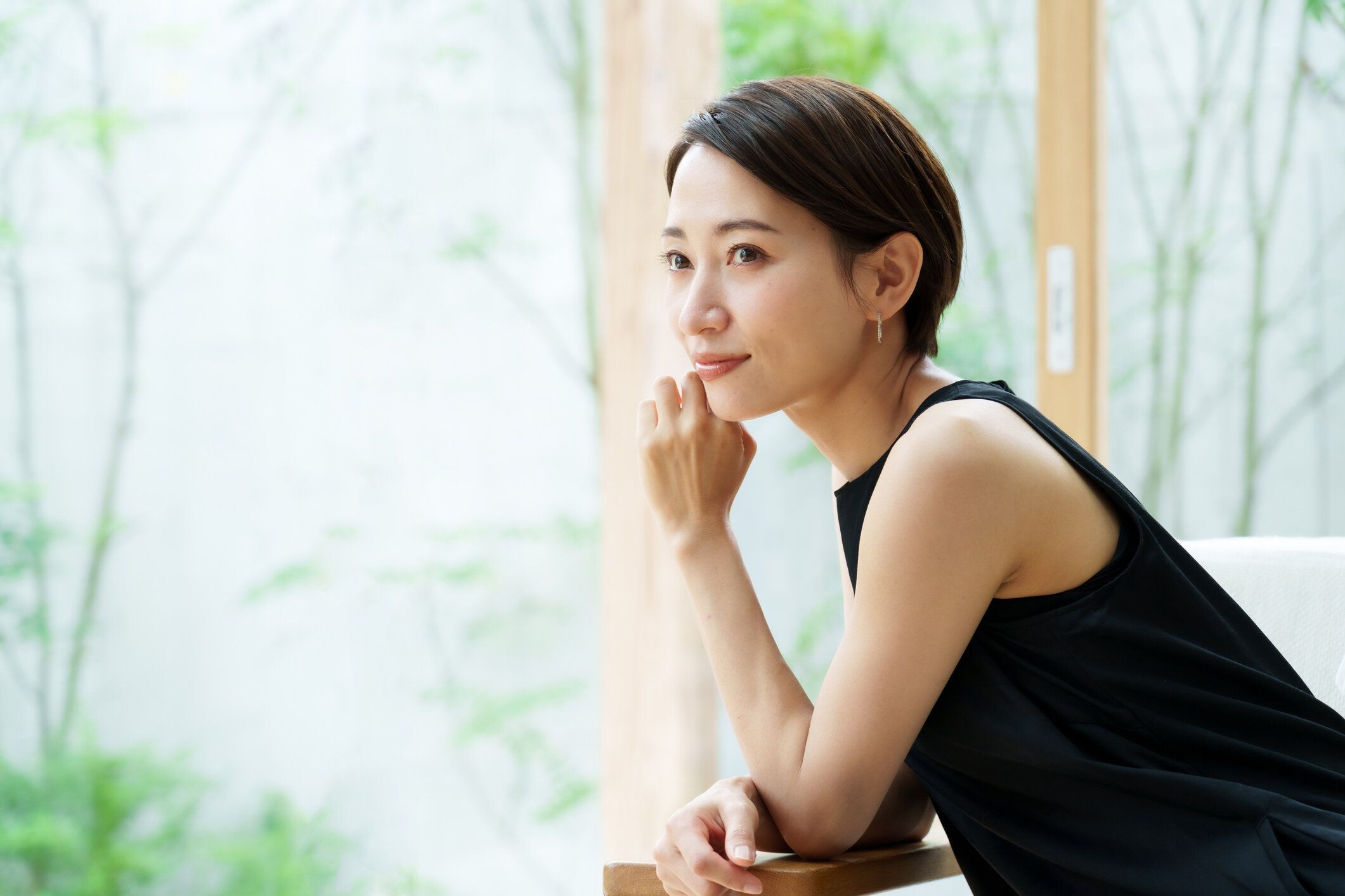 黒いドレスを着た魅力的なアジア人女性のポートレート