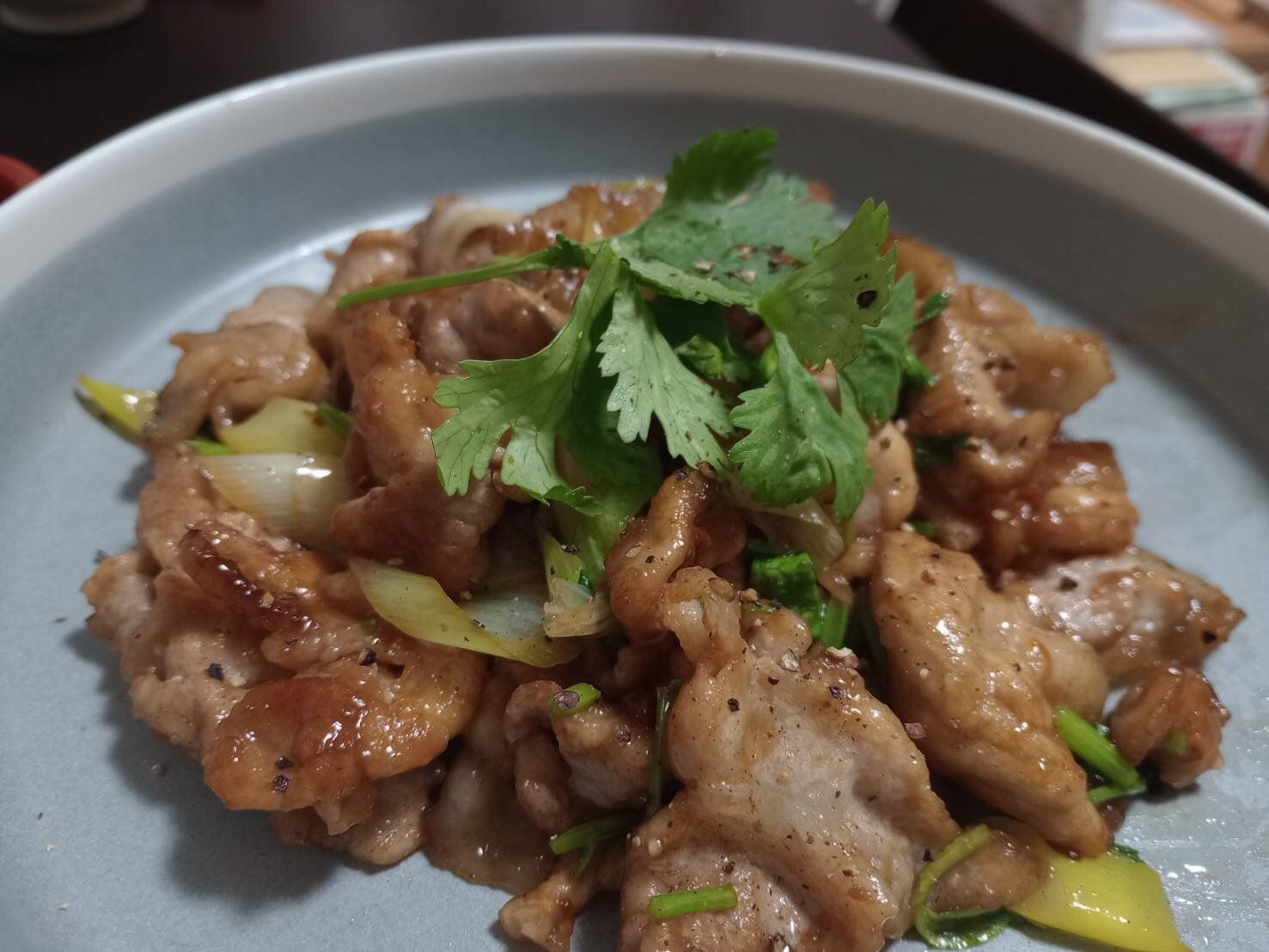 パクチーと豚肉の料理