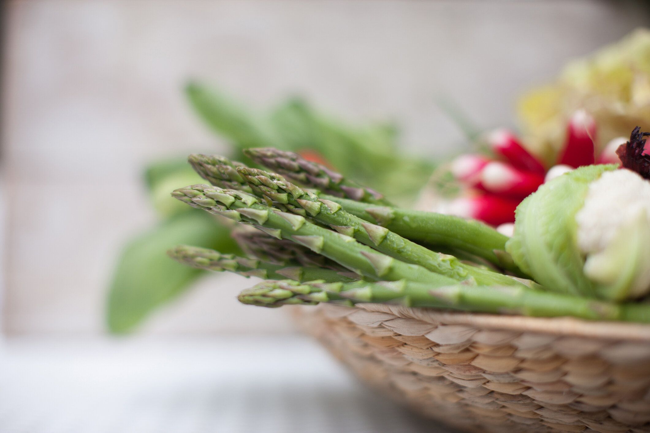 アスパラガスの野菜を詰めたバスケット