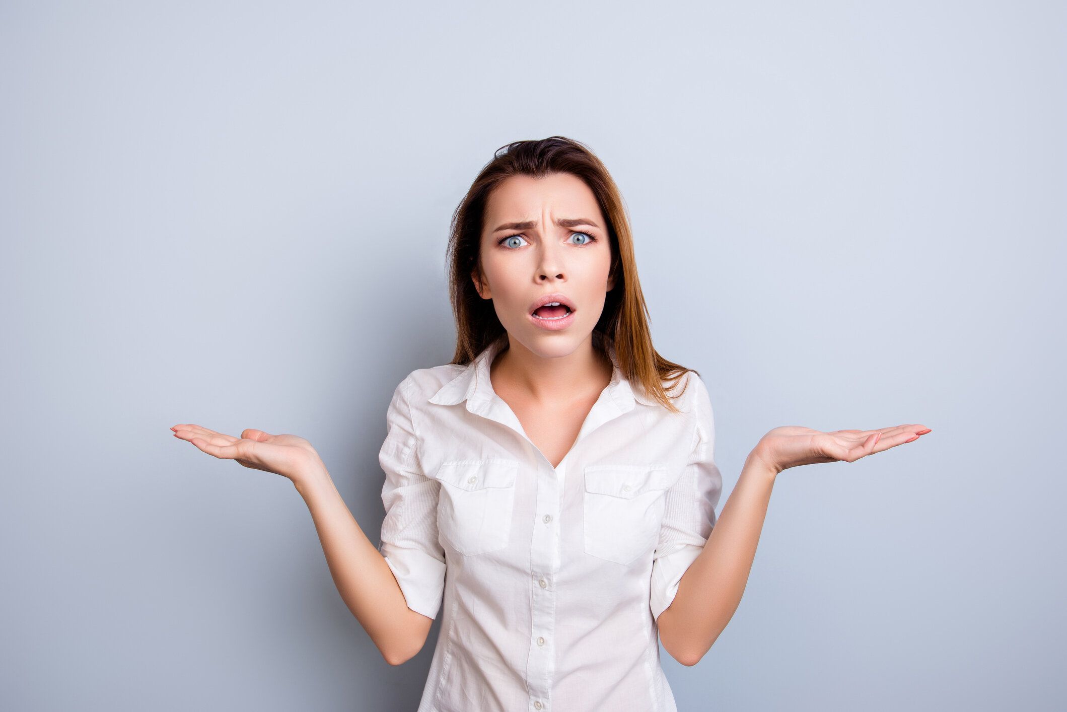 ほんとですか。！正式な摩耗でショックを受けたと不満の若い女性は驚いて、明るい背景に立っている分離コピー スペースを保持