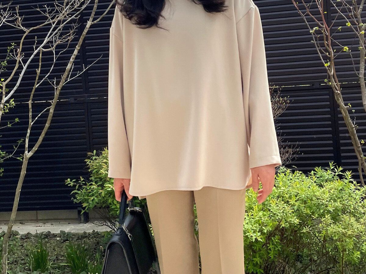 シンプルなブラウス