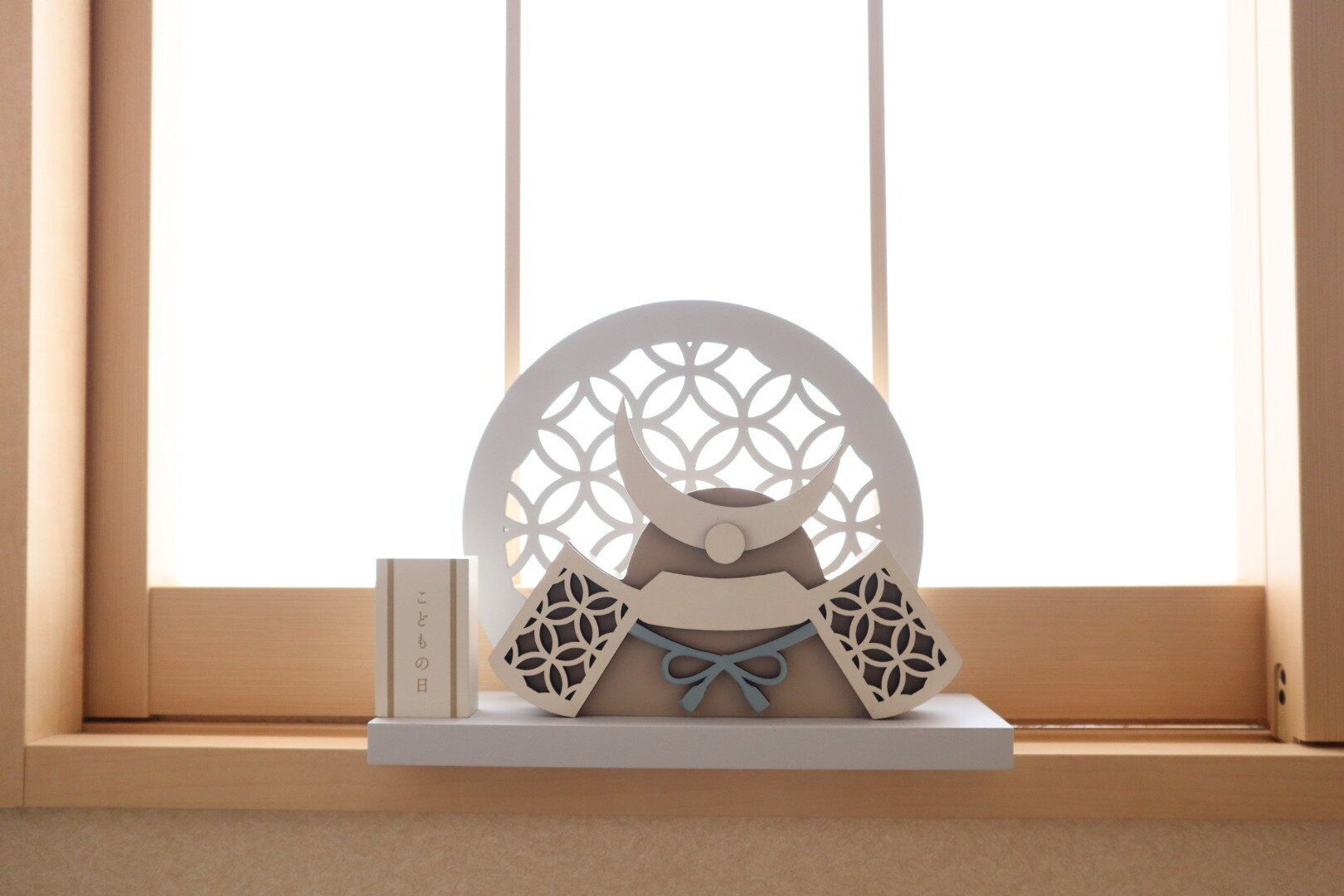 和室に置かれた兜のオブジェ