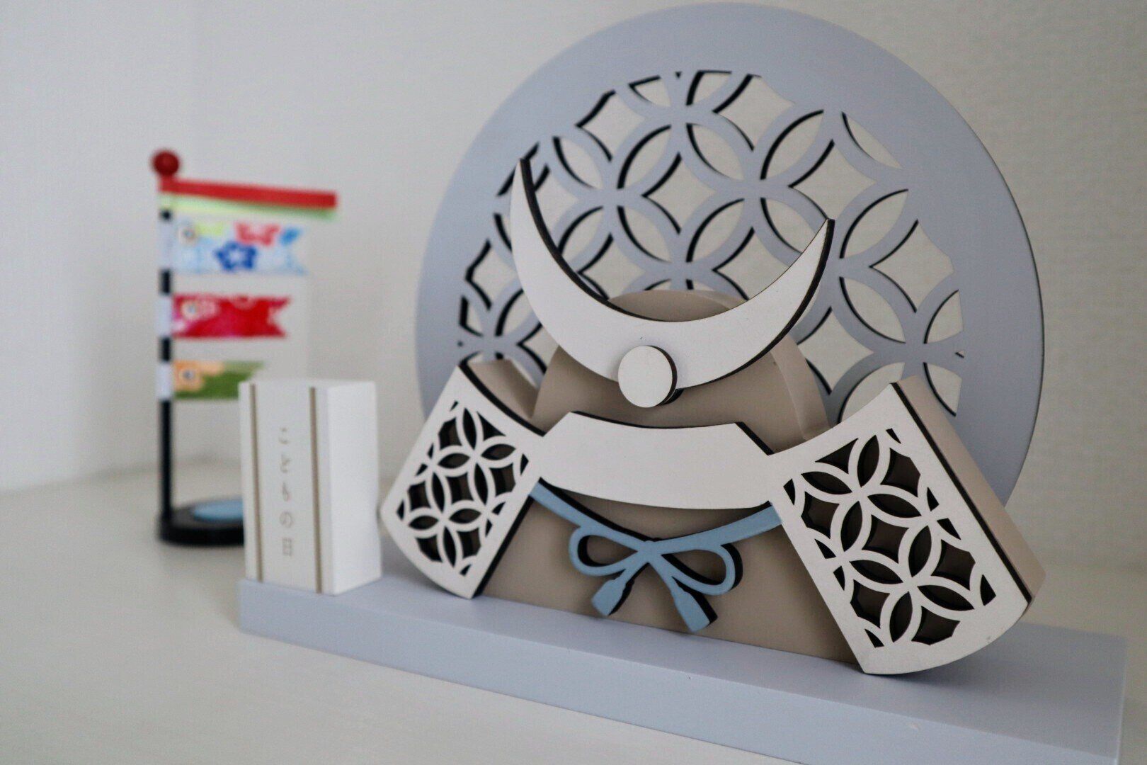 兜のオブジェと鯉のぼりの置物