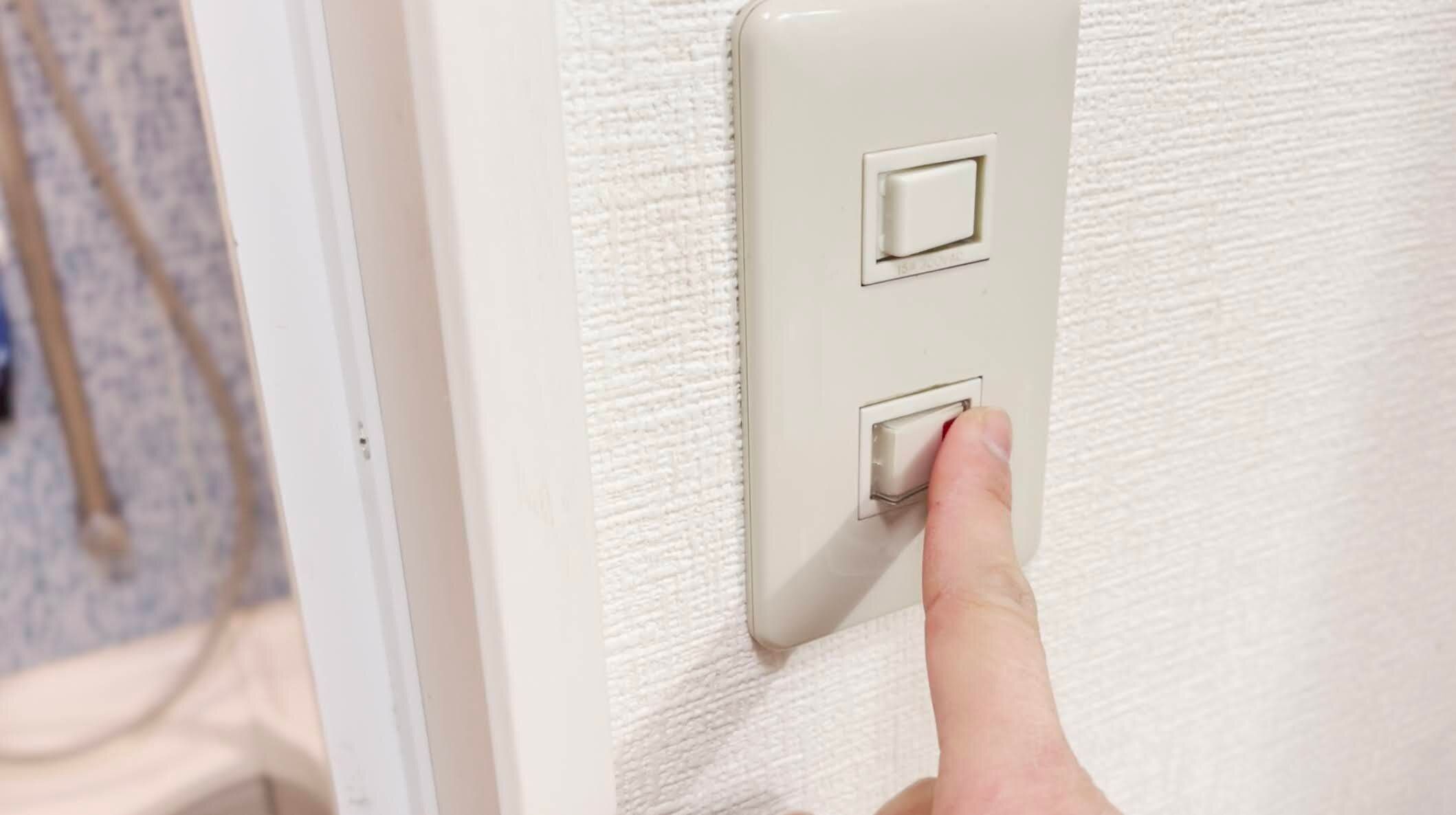 換気扇のスイッチを押す