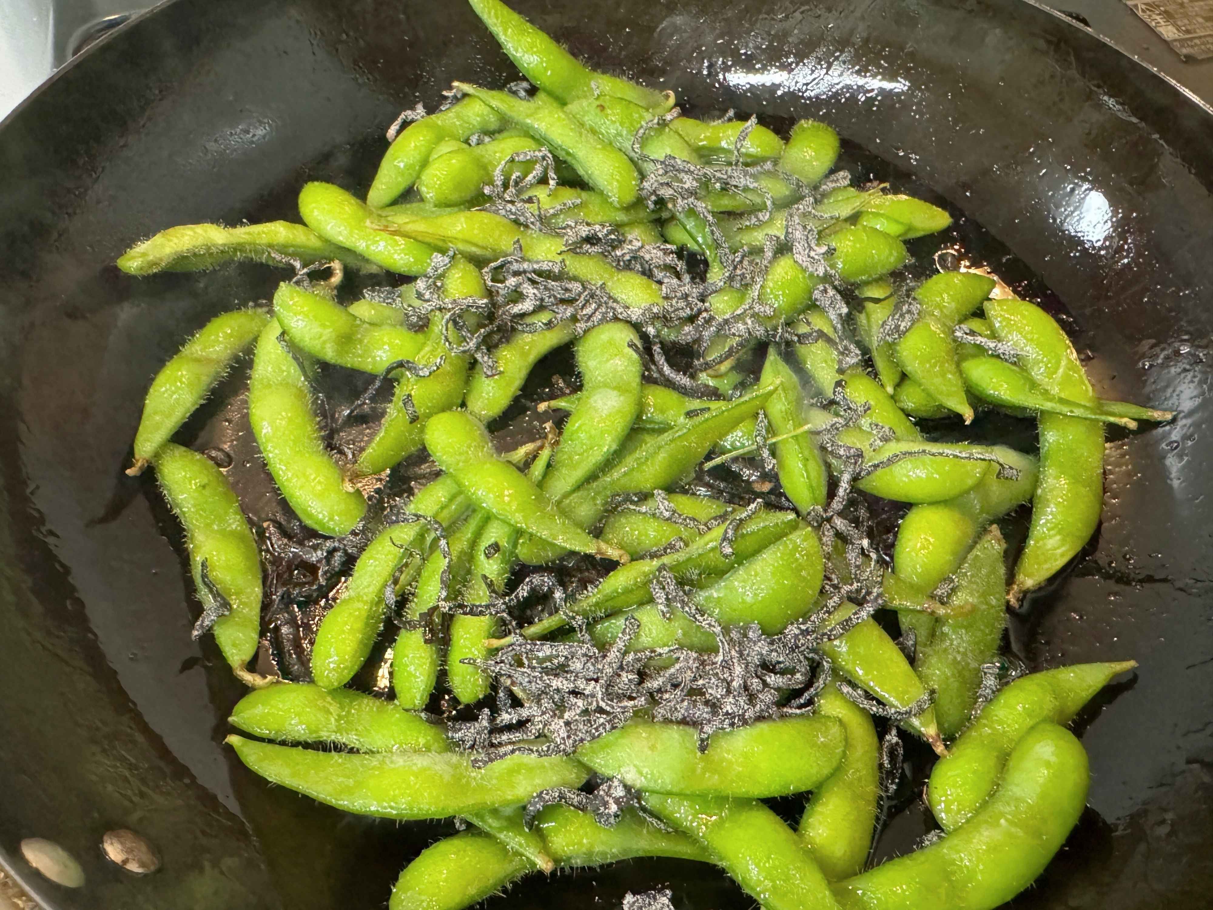 ごま油で炒めて塩昆布を追加するだけ!